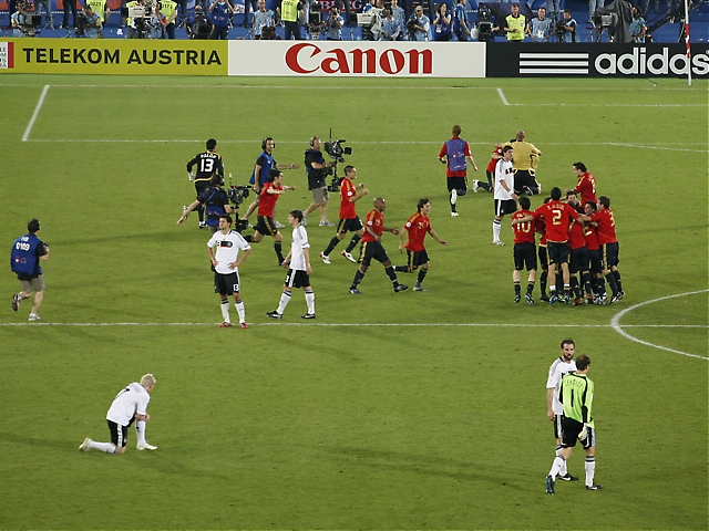 SLUT! Spanien är EM-mästare. De spanska spelarna kramas om medan tyskarna deppar.